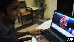 Сүйлөшүү Скайп аркылуу болгон