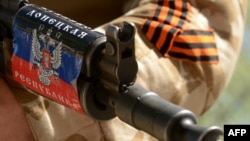 Украинанын чыгышындагы согуштук аракеттерден кийин орусиячыл жикчилдер “Донецк Элдик Республикасы” атап алган аймакта тартылган сүрөт. 28-апрель, 2014-жыл.  