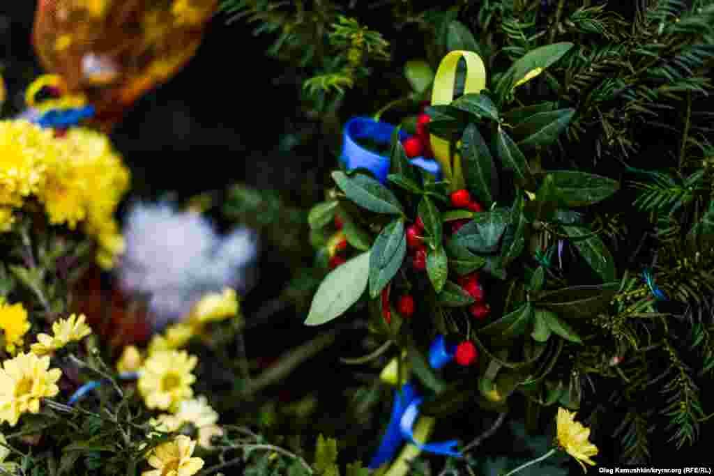 До приходу вандалів, з гілок був пов'язаний тризуб - герб України