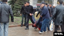 2010-жылдын 7-апрели. Жарадарларды ташыгандар.