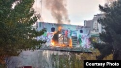 در ۱۱ هفته گذشته که دور جدیدی از اعتراضات سراسری شکل گرفته، معترضان بنرهای تبلیغاتی حکومت را در فضاهای شهری به‌ویژه در بزرگراه‌های تهران به آتش کشیده‌اند