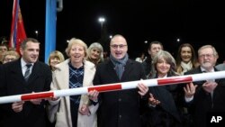 Ministar vanjskih i evropskih poslova Goran Grlić-Radman, u sredini, podiže kapije na graničnom prijelazu u Goričanu, Hrvatska, u nedjelju, 1. januara 2023. Hrvatska je tada postala dijelom Šengena.