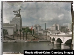 Sowet işçisiniň we kolhozçy aýalyň polat heýkeli Pariždäki Sena derýasynyň kenarynda, ýokary göterilip dur. Bu ýadygärlik 1937-nji ýyldaky Bütindünýä sergisi wagtynda, SSSR-iň pawilýonynyň bezegi boldy.