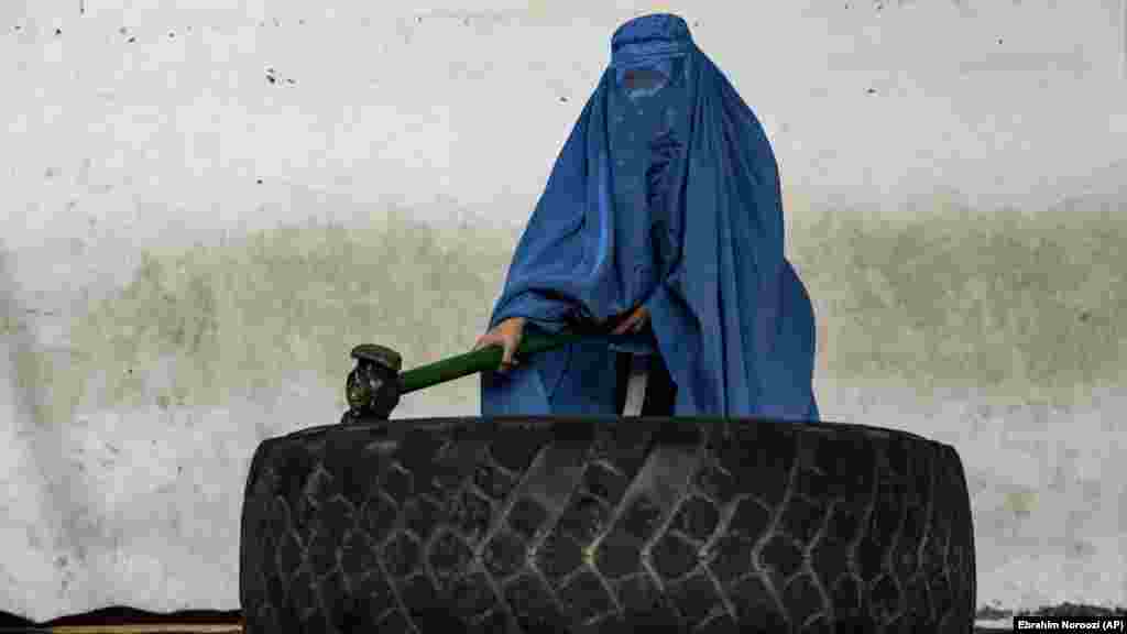 Джи-джитсумен айналысатын ауған қызы.&nbsp; "Талибан" билікке келгенде қыздар мен әйелдердің құқығын құрметтейтінін айтқан, бірақ бұл уәделерінде тұрмады.&nbsp;