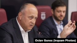 Discuții între membrii guvernului și reprezentanți ai sindicatelor și patronatelor au avut loc în luna noiembrie și decembrie pentru stabilirea salariului minim pe economie, dar și pentru o majorare voluntară a salariilor de peste 3.000 de lei. Imagine generică cu Dan Șucu. 