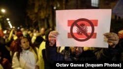 Mai mulți susținători ai partidului AUR au participat, pe 9 decembrie, la un protest ce a avut loc în fața Ambasadei Austriei de la București.