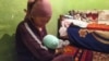 Кыргыз-тажик чек арасындагы жаңжалда Максат айылынан жер которуп келген Надира Каримова жаңы төрөлгөн ымыркайы менен. Бул наристе анын төртүнчү баласы. Бишкек. Декабрь, 2022-жыл.  