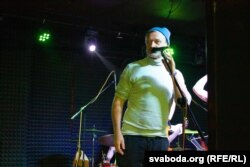 Юры Стыльскі падчас выступу на канцэрце Лявона Вольскага ў Варшаве 15 сьнежня 2022