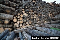 Dru të ekspozuara për shitje në një prej tregjeve në Prishtinë. Një metër dru aktualisht kushton 70 deri në 80 euro, krahasuar me 40 euro sa ka qenë vitin e kaluar.