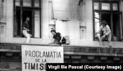 Imagini din balconul Operei de unde s-a citit Proclamația de la Timișoara în 11 martie 1990.