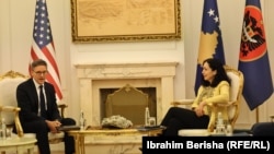 Këshilltari i lartë i Departamentit amerikan të Shtetit, Derek Chollet, gjatë takimit me presidenten Vjosa Osmani. Prishtinë, 11 janar 2022.
