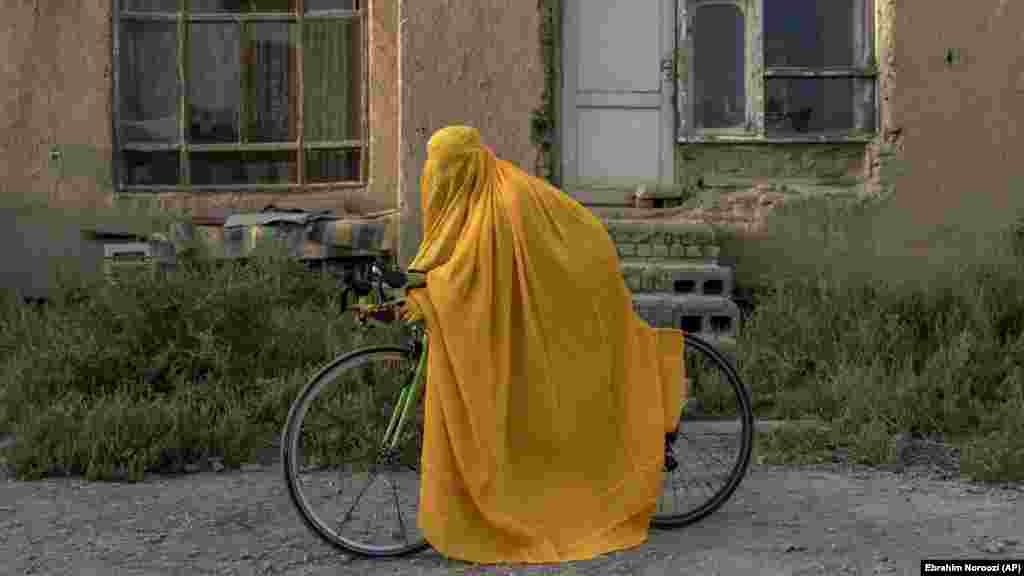 Велосипед мінген қыз.&nbsp; "Талибан" әйелдерге парктер мен спорт залға баруға тыйым салған. Әйелдер сыртқа паранжамен шығуы тиіс. Бұған қоса, тәліптер қыздар мен әйелдерге мемлекеттік емес мекемелерде жұмыс істеуге шектеу қойды.&nbsp; &nbsp;