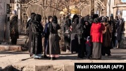 تعداد از زنان و دختران دانش آموز پوهنتون کابل که پس از تاریخ بیست دسامبر سال ۲۰۲۲ دیگر هرگز اجازه نیافتند به صنوف درسی خود برگردند. 