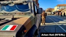 Snage KFOR-a u blizini barikade u Bošnjačkoj mahali, 29. decembar