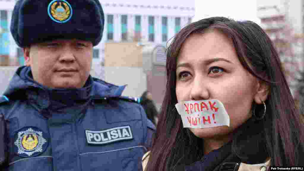 "Оян Казакстан!" (Ойгон, Казакстан!) кыймылынын мүчөсү 20-ноябрдагы президенттик шайлоо күнү өткөн нааразылык акциясында. Алматы шаары. (Петр Троценко)