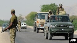 د پاکستان پوځ ګاډي له ډېره اسماعیل خان سره نېږدې د ګزمې پر مهال - پخوانی انځور.