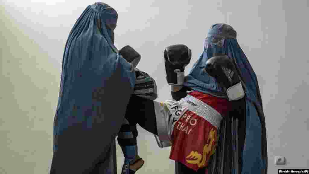 Муай-таймен айналысып жатқан қыздар.&nbsp; Ауғанстандық спортшы қыздың бірі "Бұрын өміріміз қиын болса да, қандай да бір үміт болатын еді, қазір сол үмітім де қалмады" дейді.&nbsp; &nbsp;