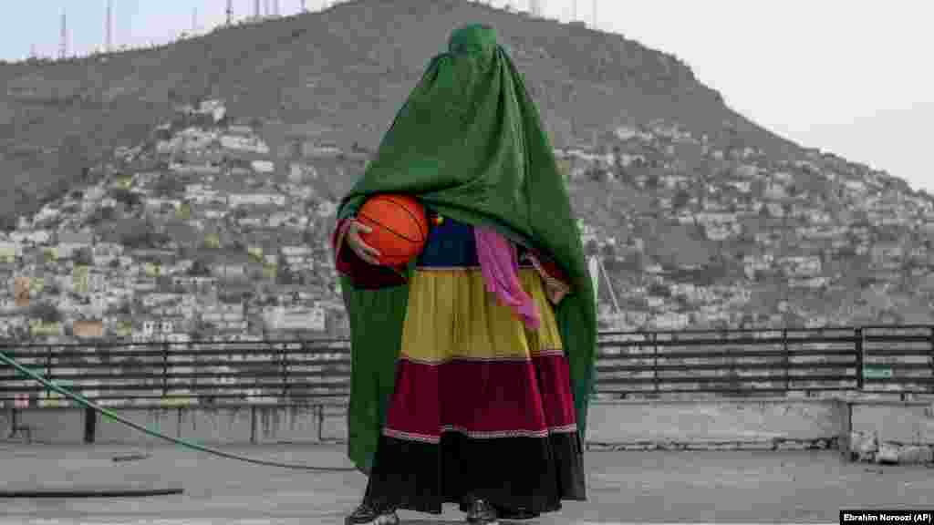 Баскетбол добын ұстаған қыз.&nbsp; &nbsp;