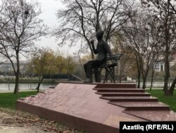 Габдулла Тукай паркында шагыйрь һәйкәле