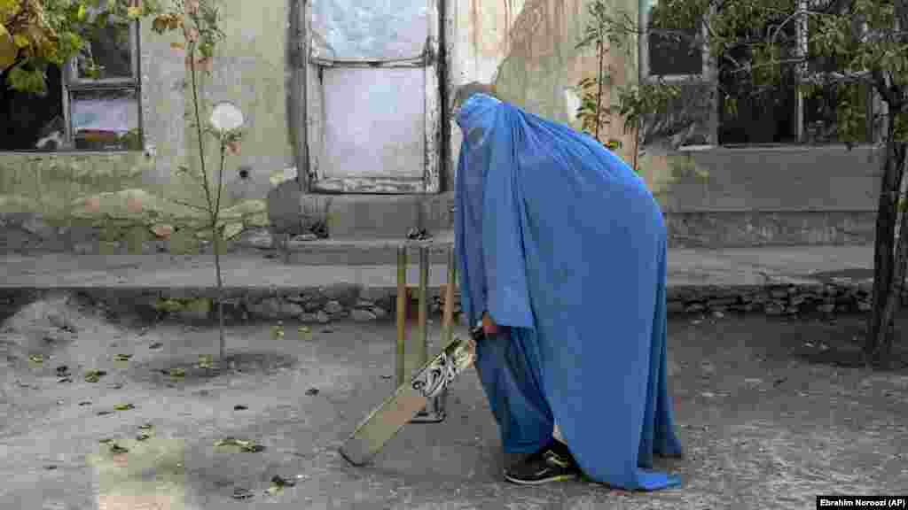 Крикет таяғын ұстаған ауған қызы.&nbsp; Тәліптердің спорт ұйымы және ұлттық олимпиада комитетінің өкілі "әйелдердің спортпен айналысуы үшін жеке жаттығу залдарын салу жолын қарастырып жатырмыз" дейді. Бірақ ол мұндай залдар қашан ашылатынын нақты айтпады.&nbsp; &nbsp;