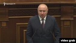 Депутат оппозиционной фракции «Айастан» Андраник Туманян представляет в парламенте проект заявления, Ереван, 2 декабря 2022 г.
