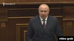 Депутат оппозиционной фракции «Айастан» Андраник Туманян представляет в парламенте проект заявления, Ереван, 2 декабря 2022 г.