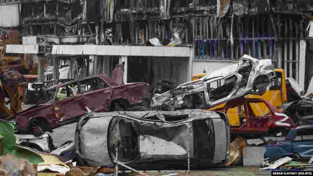 Мариупольдә ракет һөҗүме нәтиҗәсендә җимерелгән сәүдә үзәге янында тар-мар ителгән машиналар өеме. 2022 елның 10 декабре (EPA-EFE/Сергей Ильницкий).&nbsp;Сугыш барышында шәһәрне 250 мең кеше ташлап киткән, 300 меңгә якыны шәһәрдә калган, торак йортларның 70 проценты җимерелгән, 5 меңгә якын сивил кеше һәлак булган. Украинадагы сугыш елның соңгы көненә кадәр барды һәм, ни аяныч, 2023 елда да дәвам итәр төсле...