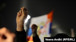 Detaje nga një protestë e djathtistëve në mbështetje të serbëve të Kosovës. Dhjetor, 2022.