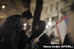 Mlladen Obradoviq (në anën e majtë të fotografisë), lider i organizatës klerofashite Obraz.