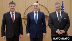Заменик генералниот секретар на НАТО (во средината) со Мирослав Лајчак, специјален претставник на ЕУ за дијалог Белград-Приштина (лево) и Габриел Ескобар, заменик помошник секретар на САД (десно).