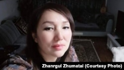 "Eger men ýitsem ýa-da ölsem, muňa kimiň jogapkärdigini dünýäniň bilmegini isleýärin" diýip, žurnalist hem sazanda, milleti boýunça gazak bolan Žanargül Žumataý "aşa seýrek" çagyryş bilen daşary ýurtly žurnalistlere ýüzlendi. (Arhiw suraty)