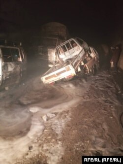 شماری از موترهای که در اثر آتش‌سوزی دیشب در تونل سالنگ تخریب شده اند