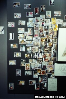 Снимки от сета на „Мечтатели“, предоставени от сценографа на филма, са част от изложбата на Боряна.