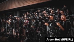 Gazetarët duke mbuluar një ngjarje në Kosovë. Fotografi ilustruese nga arkivi.