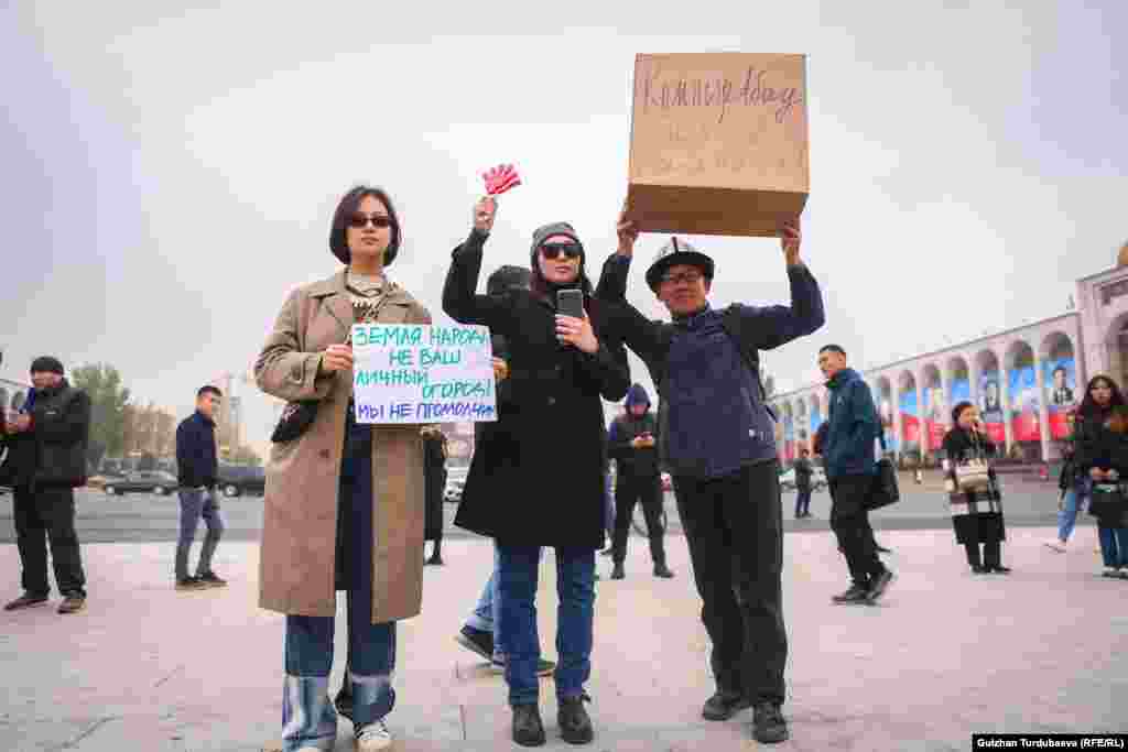 Жүрүштүн катышуучулары "Кемпир-Абад биздики!", "Куугунтукту токтоткула!", "Кемпир-Абаддан колуңду тарт!", "Сууну бербейбиз!" деген жазууларды көтөрүп чыгышты.&nbsp;