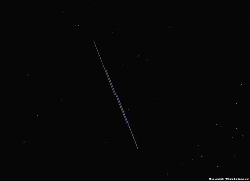 Starlink sateliti prolaze iznad Tres Piedrasa u Novom Meksiku. Starlink je izvorno zamišljen da ponudi satelitsku internetsku povezanost mjestima s nedostatkom telekomunikacijske infrastrukture, poput mora, izolovanih lokacija daleko od gradova ili na mjestima koja su pod vladinim ograničenjima pristupa internetu. Ali Starlink je takođe postao slamka spasa dok se Ukrajina bori protiv ruskih snaga. SpaceX je platio račun, ali je na Twitteru i u medijima bilo je puno rasprava o predanosti SpaceX-a Ukrajini i spremnosti tvrtke da nastavi finansirati tu uslugu za Ukrajinu.