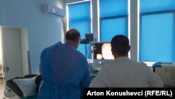 Doktorët duke ekzaminuar një pacient në Klinikën e Gastroenterologjisë me Hepatologji në Prishtinë.