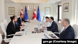 შეხვედრა მთავრობის ადმინისტრაციაში