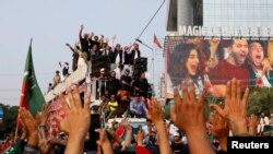 د عمران خان په مشرۍ لاریون د اکتوبر پر ۲۸مه له لاهوره پیل شو.