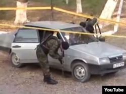 Полицейские осматривают автомобиль на месте взрыва. Тараз, 12 ноября 2011 года.