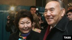 Нурсултан Назарбаев жубайы Сара менен. Архив
