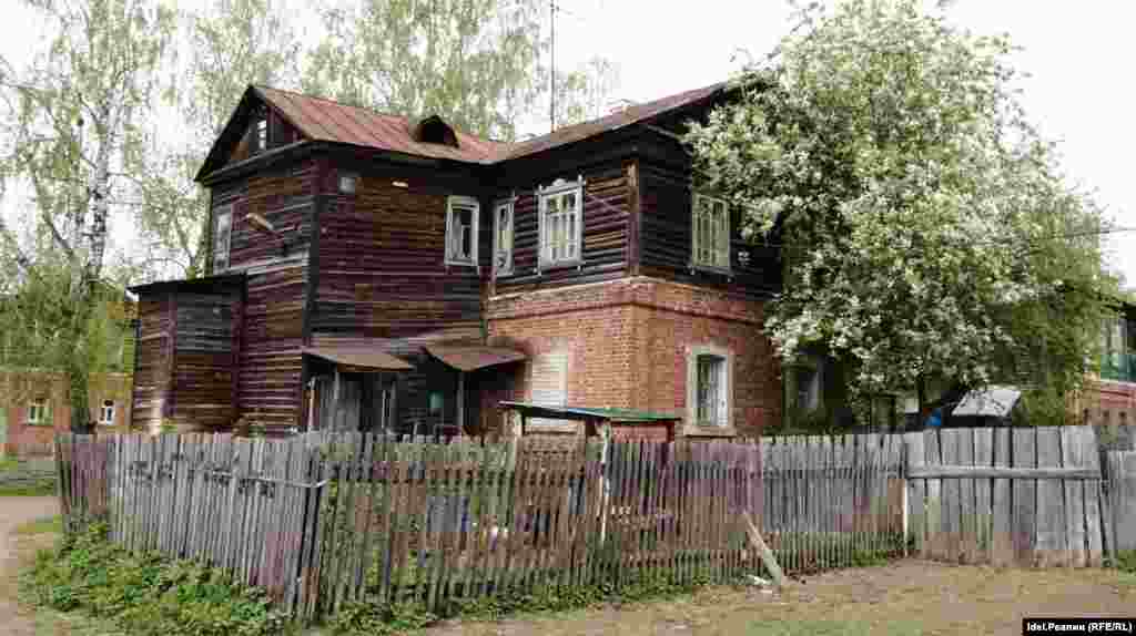 Во время войны в Зеленодольск переселили артистов Московского театра юного зрителя. Актрису Юлию Юльскую поселили в дом в "Полукамушках". Местные краеведы разместили памятные таблички на дома, где жили эти люди, чтобы ни жители, ни власти, не забывали об этом. 