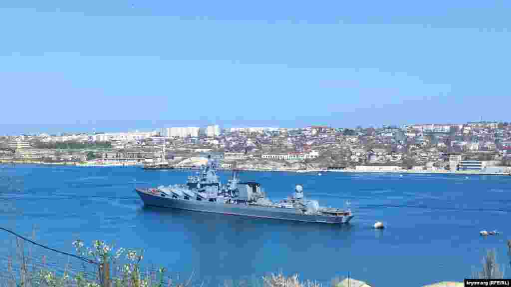 Ракетний крейсер &laquo;Москва&raquo; Чорноморського флоту РФ став на якір у Севастопольській бухті, 10 квітня 2022, Севастополь. Останнє &laquo;надводне&raquo; фото флагмана ЧФ Росії, який за три дні,13 квітня того ж року, зазнав атаки двома українськими крилатими протикорабельними ракетами &laquo;Нептун&raquo;, перекинувся і затонув. Фото автора Крим.Реалії, ім'я та прізвище якого з міркувань безпеки не розкривається