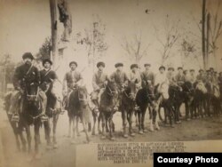 Басмачыларга каршы турган ыктыярчы кыргыздар. 1930-жыл.