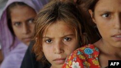 په بېښور کې بې کوره ماشومان چې له سکولونو بهر دي (انځور له ارشيفه) 