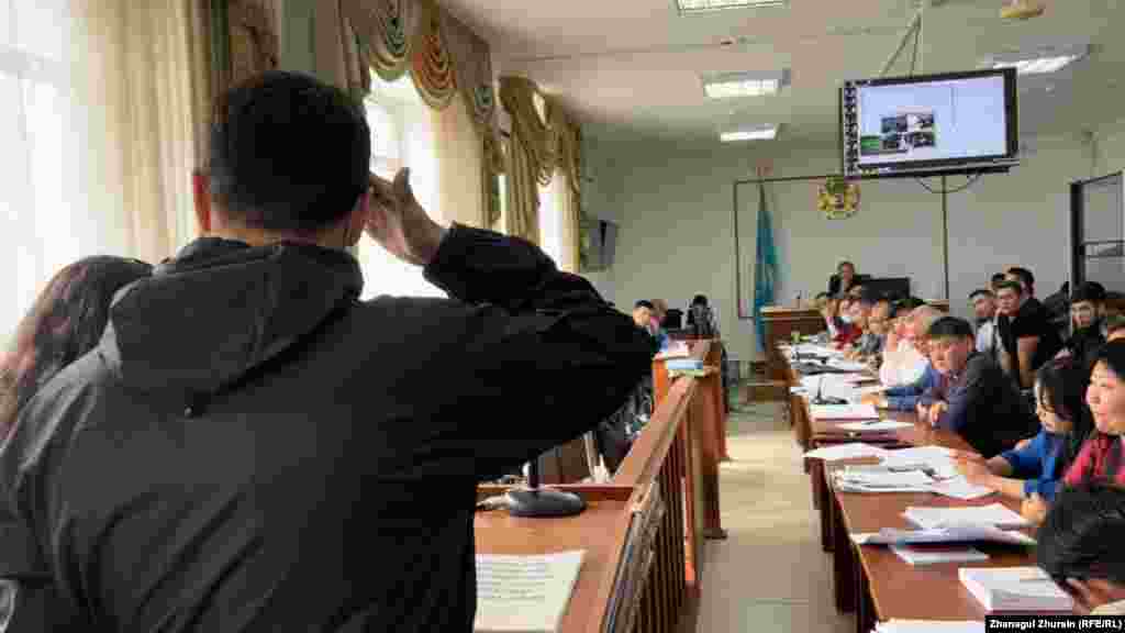 Қаңтар оқиғасына байланысты айып тағылған 18 азаматтың ісі бойынша сотқа полиция арнаулы жасағы (СОБР) қызметкері Серік Шалман жәбірленуші ретінде қатысты. "Алаңға тас төккен КАМАЗ көлігін көрген жоқпын. Өйткені алдымда бір қатар сап түзеп тұрды. Оның артында біз тұрдық. Ештеңе байқамадым" деді ол. Суретте: Серік Шалман&nbsp;адвокаттардың сауалына жауап беріп тұр. Ақтөбе, 19 қазан 2022 жыл.