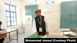 د اکتوبر پر ۳۰مه د سدې یو اوسېدونکی خپل ووټ کاروي. 