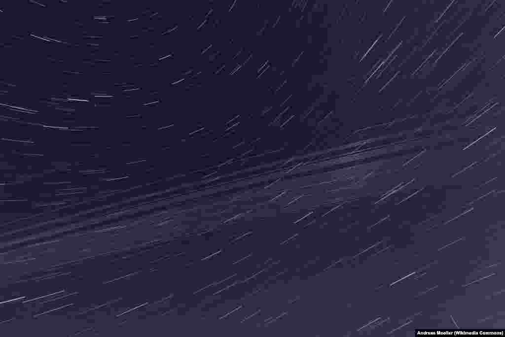 Vremenski prelet satelita Starlink 5 u blizini Berlina 20. aprila. Musk se 17. oktobra ponovno oglasio na Twitteru, najavljujući: "U redu, dodaćemo opciju doniranja Starlinku." SpaceX gubi otprilike 20 miliona dolara mjesečno zbog neplaćenih usluga i troškova povezanih sa sigurnosnim mjerama za odbranu od kibernetičkog rata, ali "nastavićemo to činiti (uzdah)," tvitao je Musk. Uprkos tome, medijski izvještaji govore da i američka vojska i Evropska unija razmatraju plaćanje za Starlink kako bi pomogli Kijevu. &nbsp;