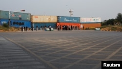 د پاکستان حکومت اسلام اباد ته د تحریک انصاف لاریون داخلېدو مخنیوي لپاره لارې تړي او ورباندې کنټینرونه دروي - د اکتوبر ۳۱مې انځور.