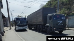 Военный «КамАЗ» у железнодорожного вокзала в Севастополе, архивное фото